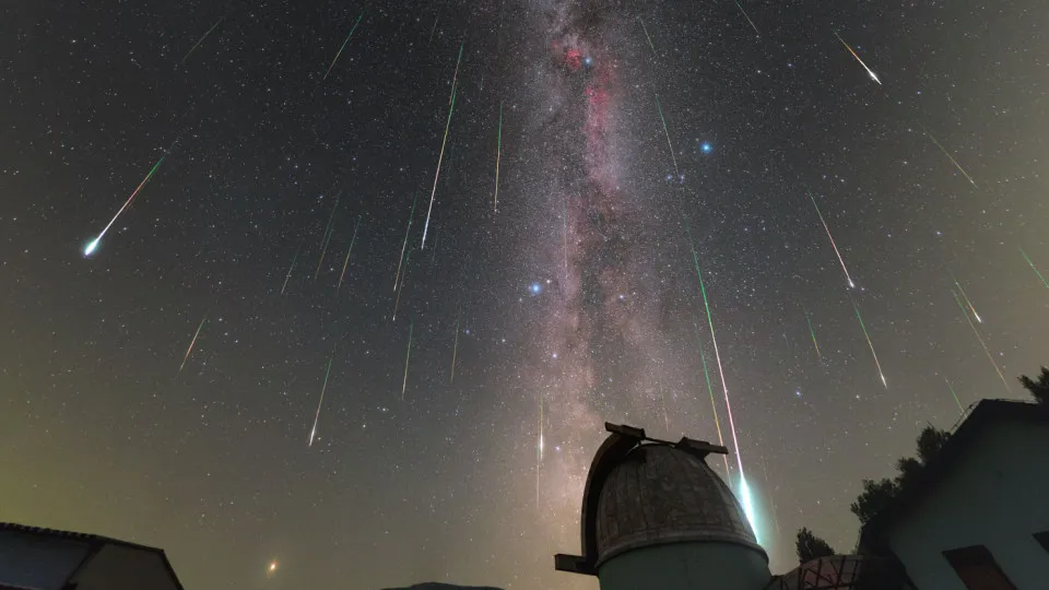 Um espetáculo não chega: noite de eclipse traz também chuva de meteoros