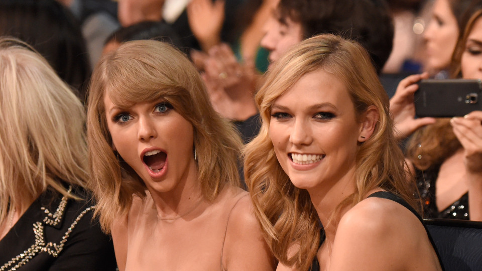 Karlie Kloss vai a concerto de Taylor Swift, sua ex-melhor amiga
