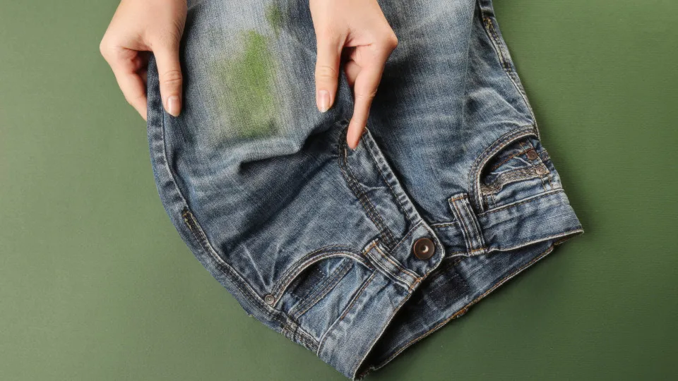 Tem manchas de relva na roupa? Com este truque resolve o problema