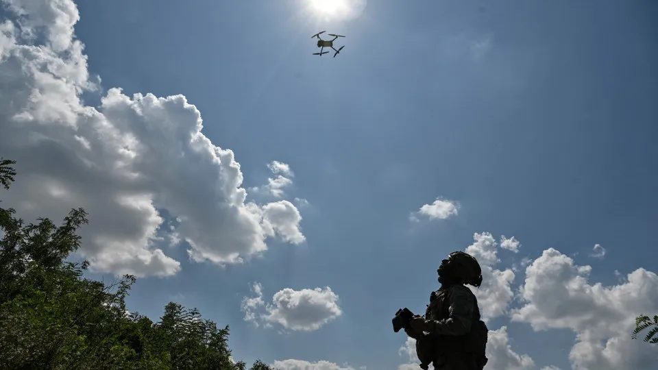 Japão triplica despesa com drones em orçamento recorde para a defesa