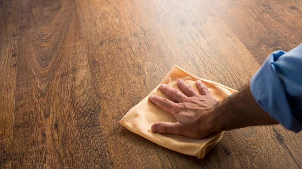 O ingrediente de cozinha que disfarça os riscos no chão de madeira