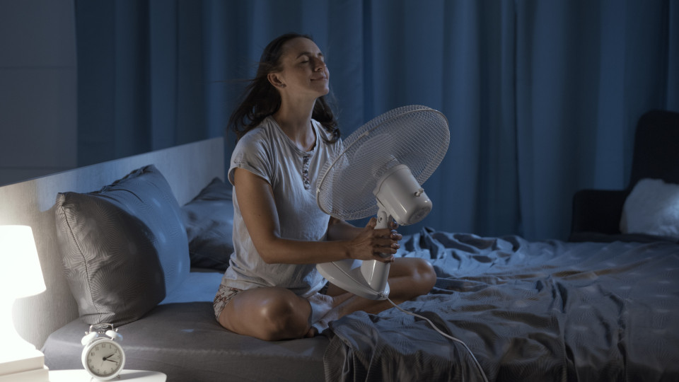 Está difícil dormir por causa do calor? Temos seis dicas simples para si