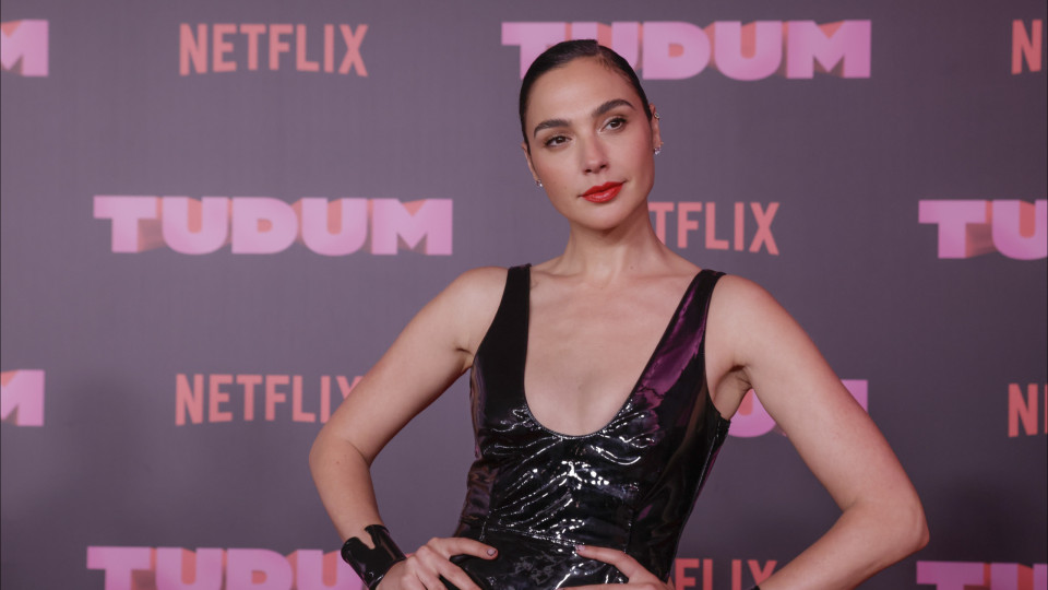 VALE A PENA ASSISTIR AGENTE STONE? O NOVO FILME DE AÇÃO COM GAL GADOT NA  NETFLIX É BOM? 