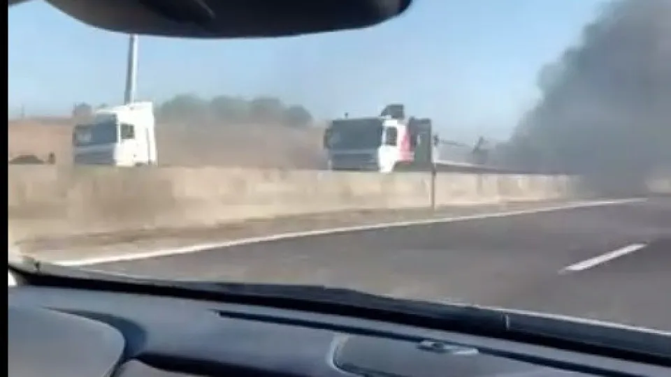 Incêndio em camião condiciona trânsito na A1 no sentido norte-sul