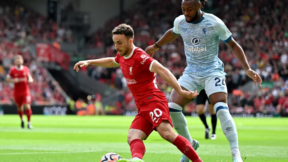 LIVERPOOL, ENGLAND - AUGUST 19: (THE SUN OUT, THE SUN ON SUNDAY OUT) Diogo Jota of Liverpool competing with Antoine Semenyo of AFC Bournemouth during the Premier League match between Liverpool FC and AFC Bournemouth at Anfield on August 19, 2023 in Liverp