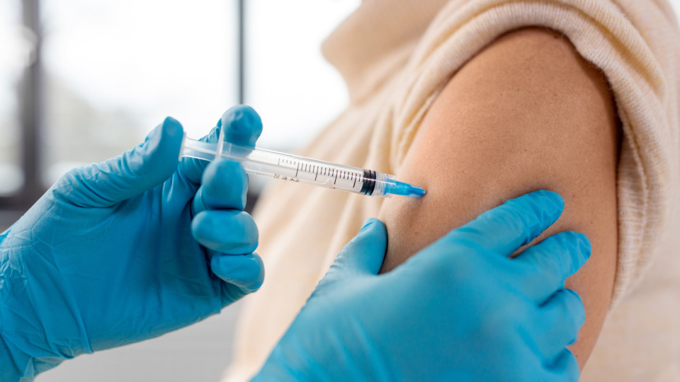 Covid. Enfermeiros opõem-se à administração da vacina por farmacêuticos