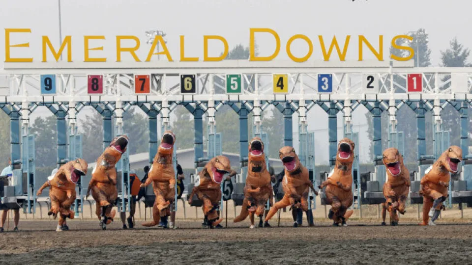 Corrida de 'dinossauros' anima pista de corridas nos subúrbios de Seattle