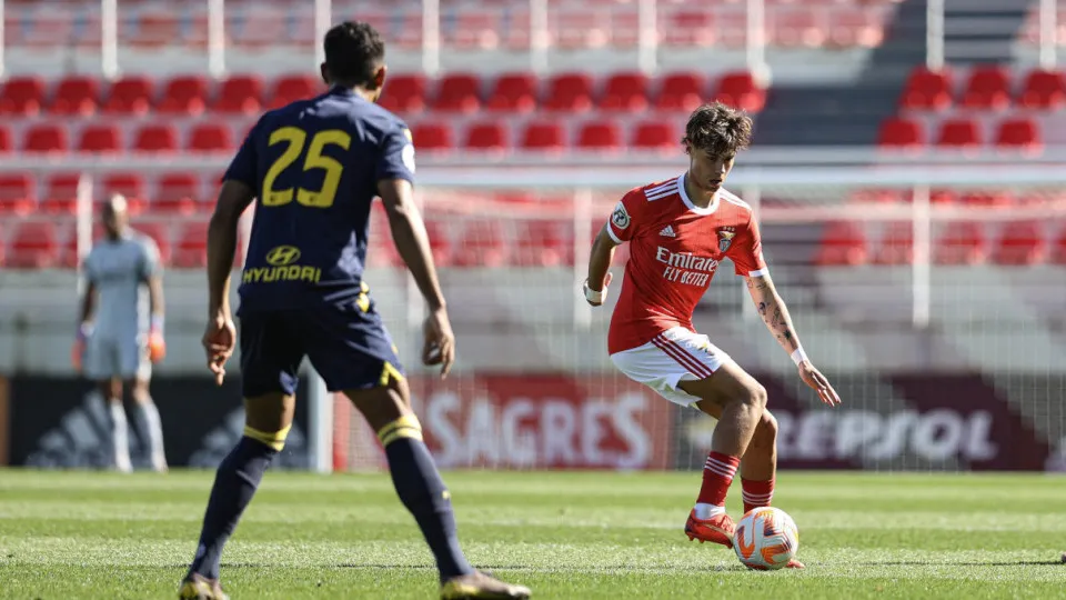 Benfica e Amora fecham acordo para troca de jovens médios