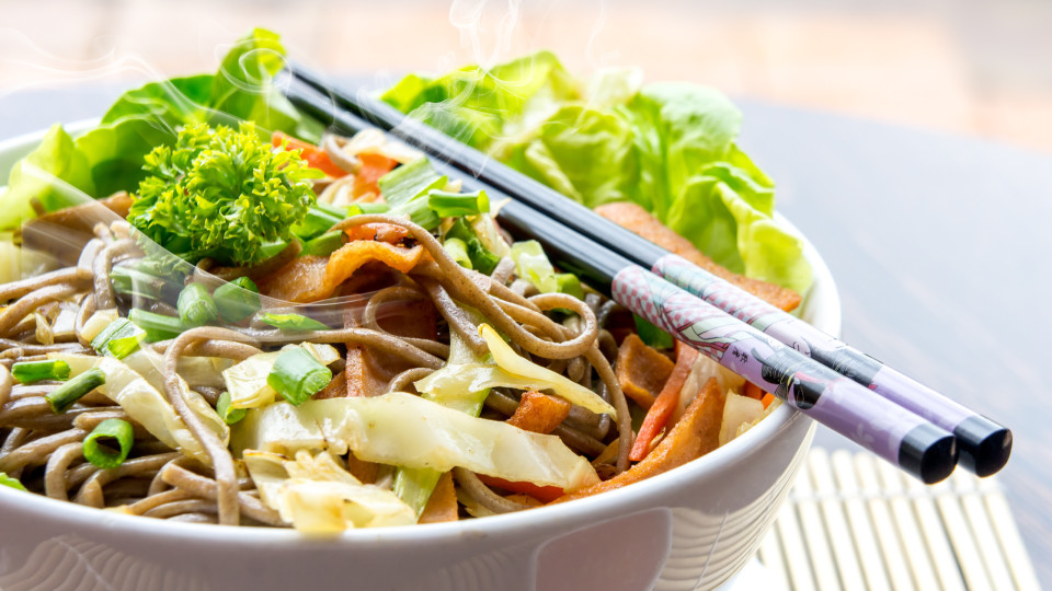 Em 10 minutos fica com uma salada asiática pronta a comer