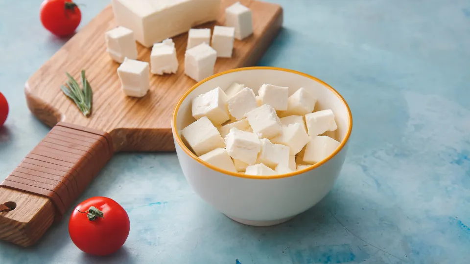 Benefícios do queijo feta que muitos (provavelmente) não conhecem