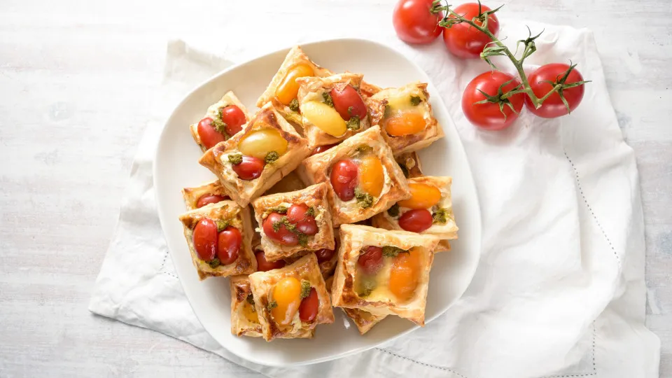 Sirva estes folhados de tomate e queijo como entrada (são ótimas!)