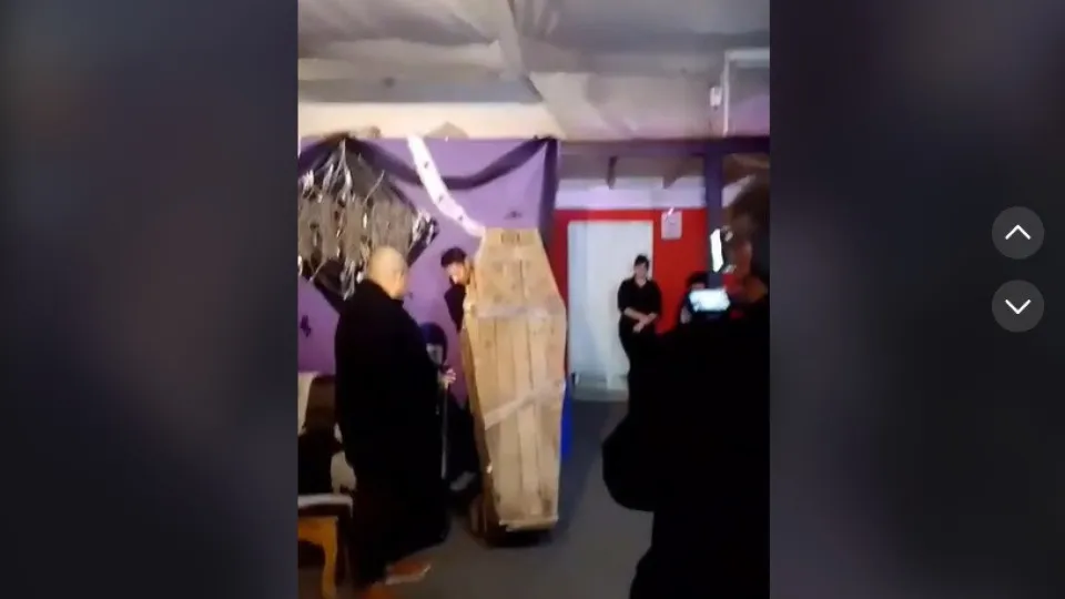 Jovem que comemora 15 anos chega à sua festa dentro de caixão. Há vídeo