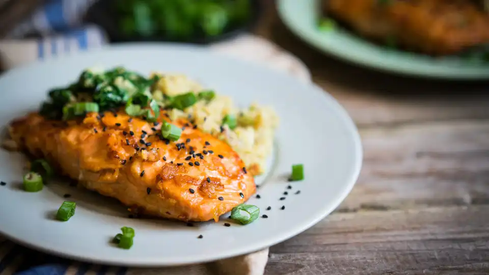 Se gosta de salmão, vai adorar esta receita baixa em calorias