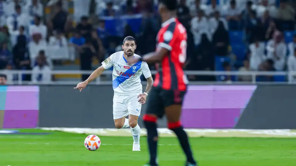 Al Hilal de Jesus sobe ao 3.º lugar com a ajuda de Mitrovic e Rúben Neves