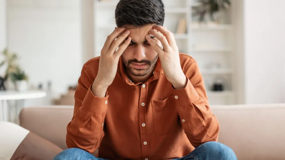 Sim, existem sintomas físicos de stress. Consulte a lista