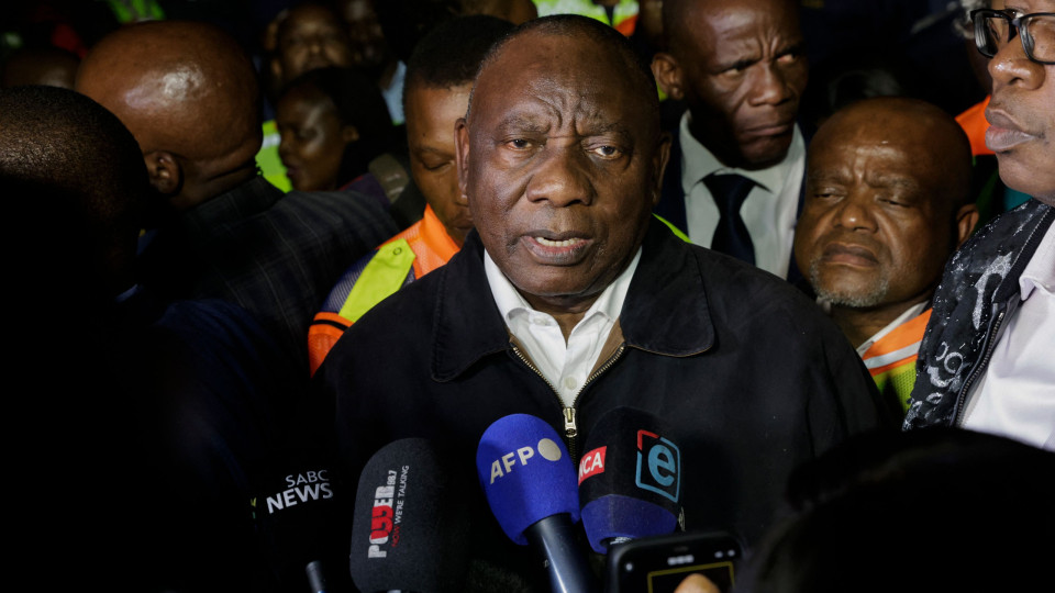 Presidente visita local de incêndio que fez 73 mortos em Joanesburgo