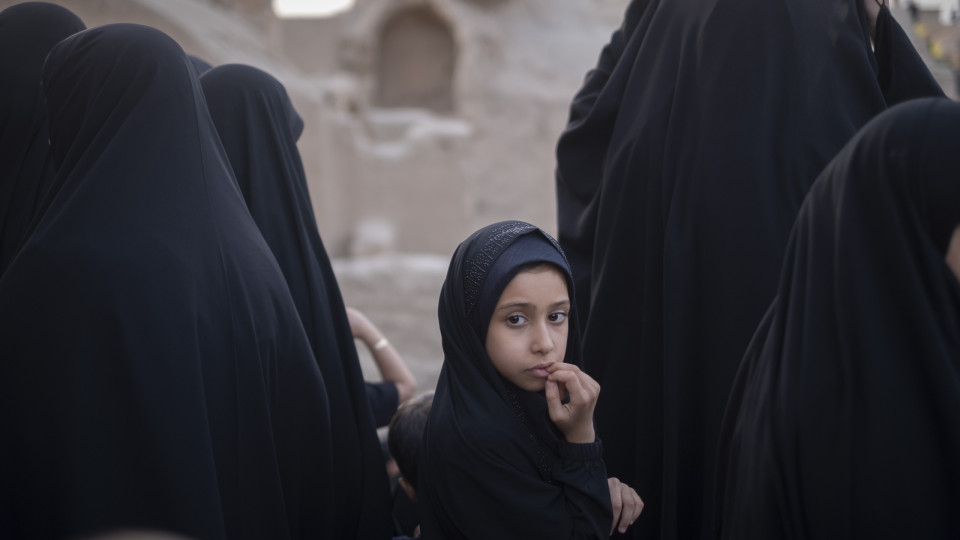 Irão. AI denuncia campanha de repressão contra mulheres que não usam véu