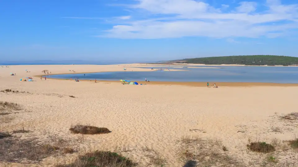 Levantada interdição a banhos na praia da Lagoa de Albufeira Interior