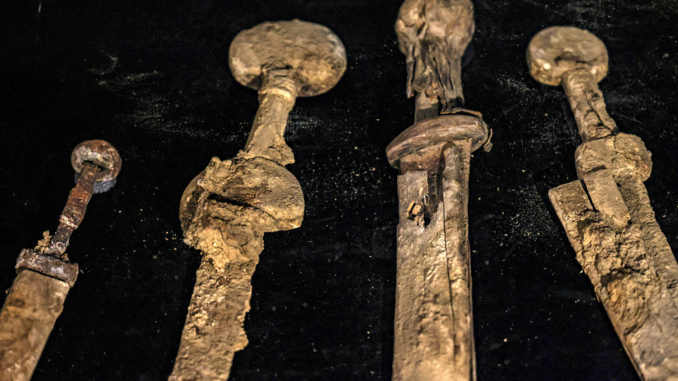 Descobertas espadas romanas com 1.900 anos perto do Mar Morto