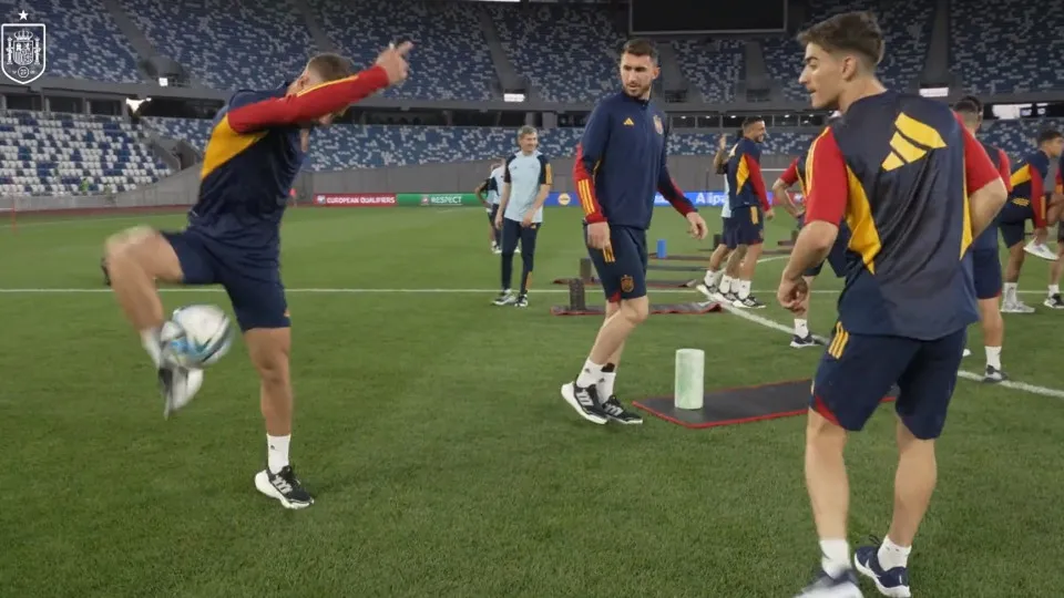 Como brilhar no relvado sem chuteiras? Trio de Espanha ensina