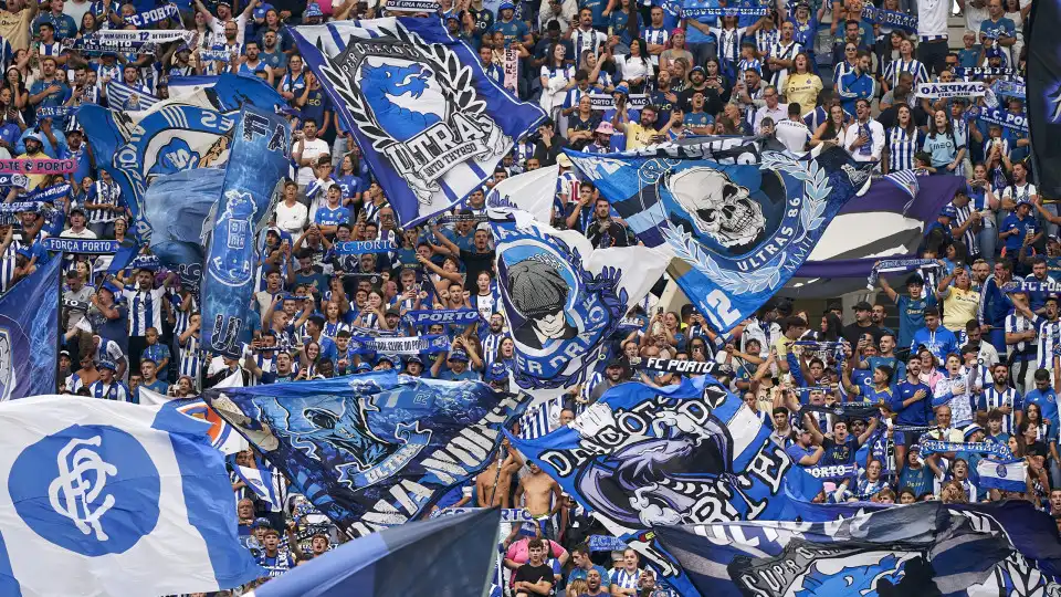 FC Porto multado por agressão de adeptos a agentes da PSP com bandeiras