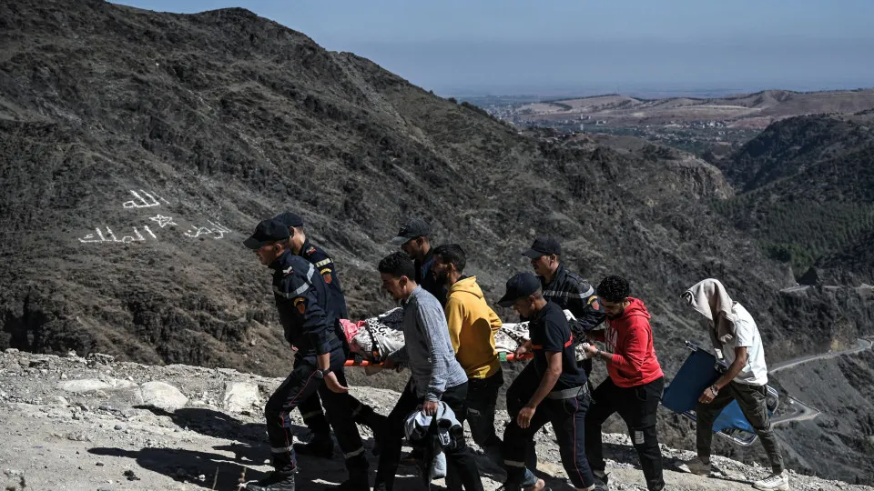 Isolados e no 'epicentro' do sismo em Marrocos: "Estamos só à espera"