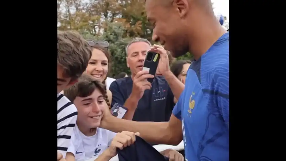 O gesto de Mbappé que deixou este pequeno adepto lavado em lágrimas 