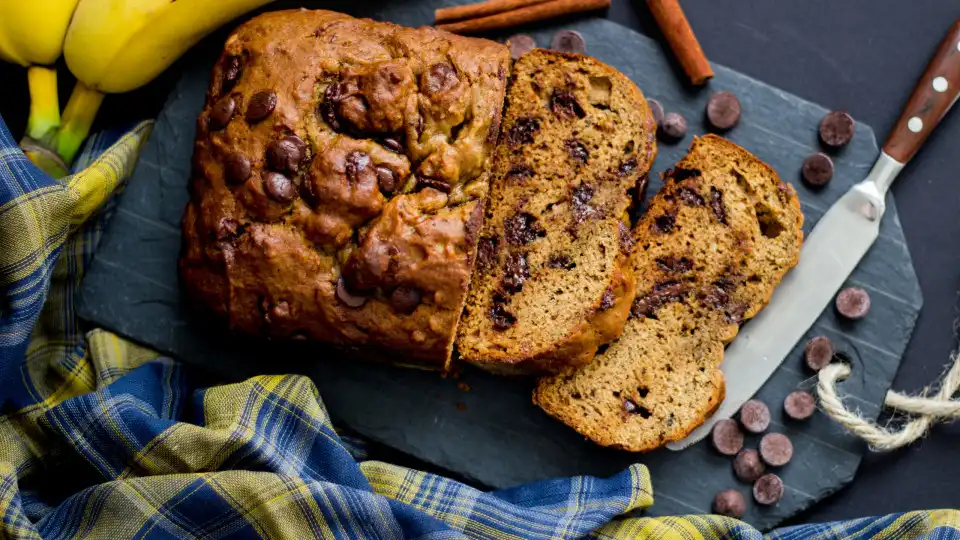 Todos conseguem fazer este bolo saudável de banana e chocolate 