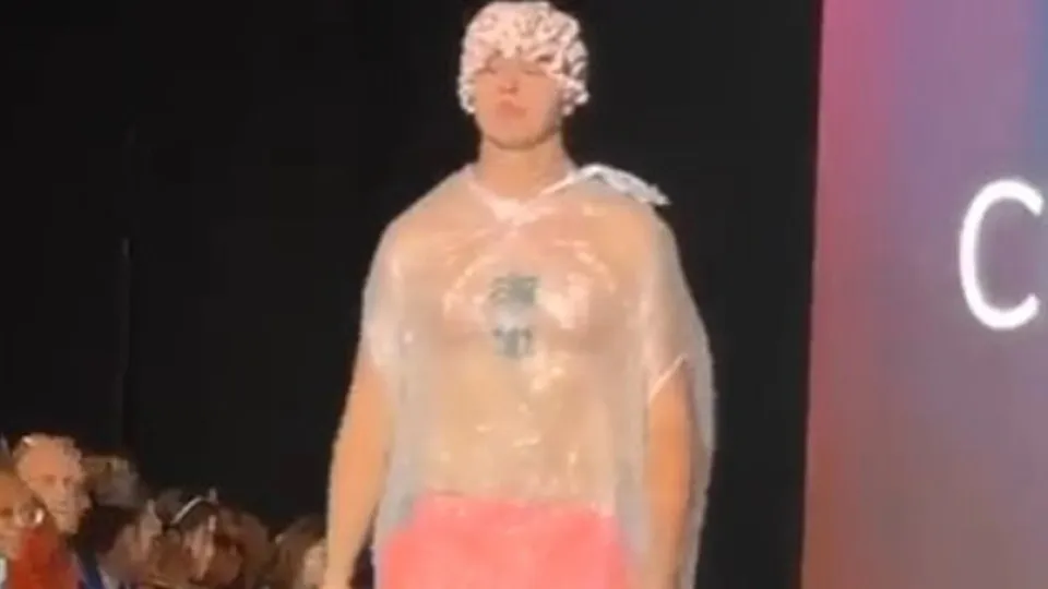 Intruso 'invade' Semana da Moda e desfila com touca e saco do lixo