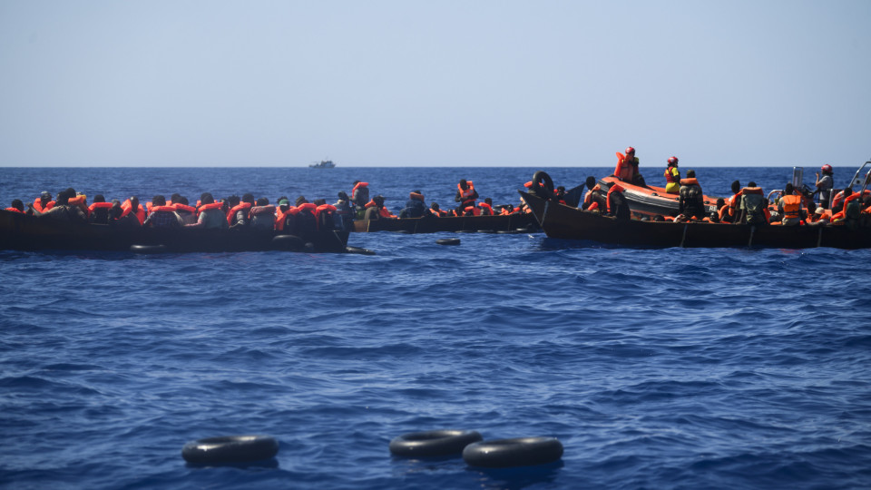 AI acusa Itália de privar migrantes do direito à liberdade