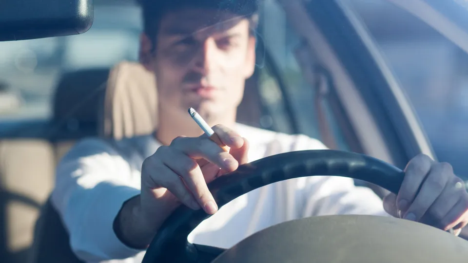 Fumar dentro do carro pode ser ainda mais prejudicial