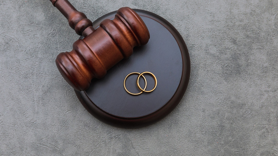 Casal divorciado por engano devido a erro de advogado em Inglaterra