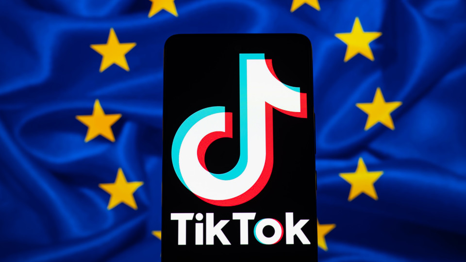 UE ameaça suspender TikTok devido ao risco de dependência nos jovens