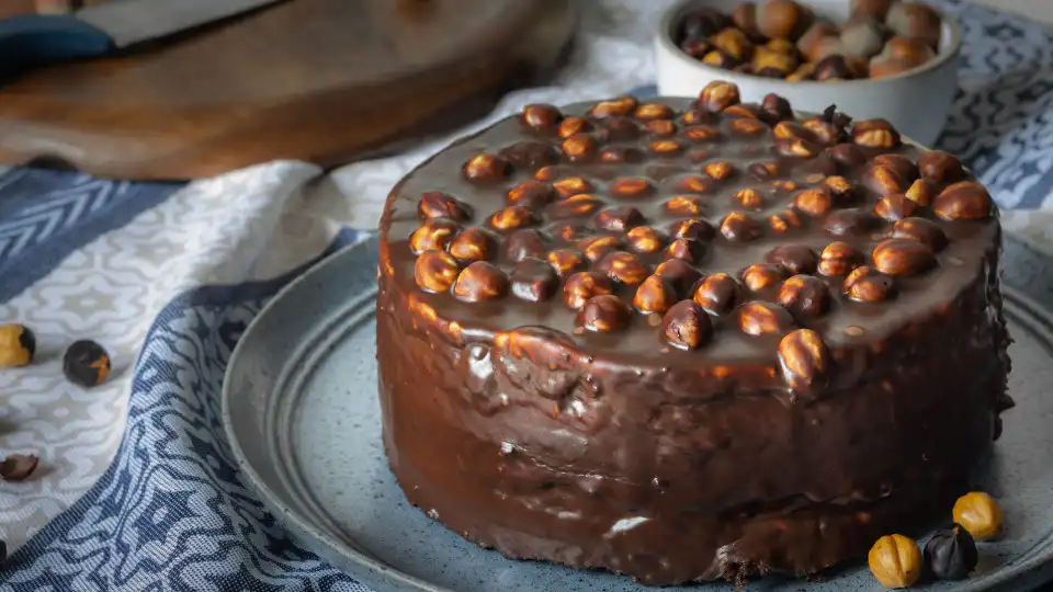 Delicie-se com uma fatia deste bolo de chocolate e avelã