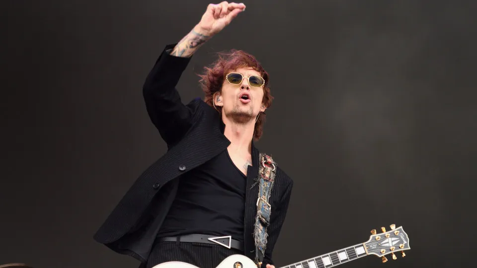 Justin Hawkins, dos The Darkness, apanhado de mãos dadas a cantora