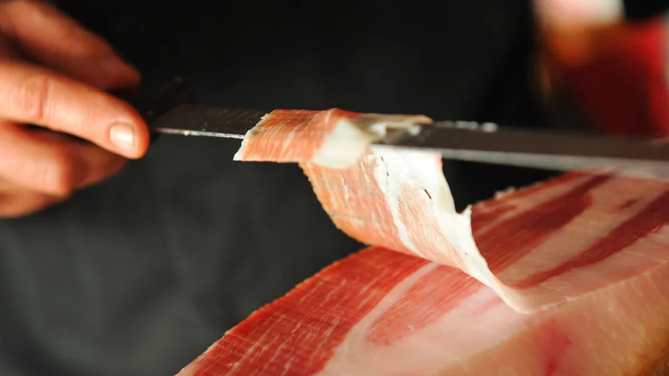 Faz mal comer a parte branca do presunto? Veja o que diz um nutricionista