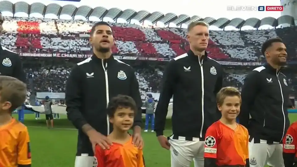 Reação de jogador do Newcastle ao ouvir hino da Champions torna-se viral