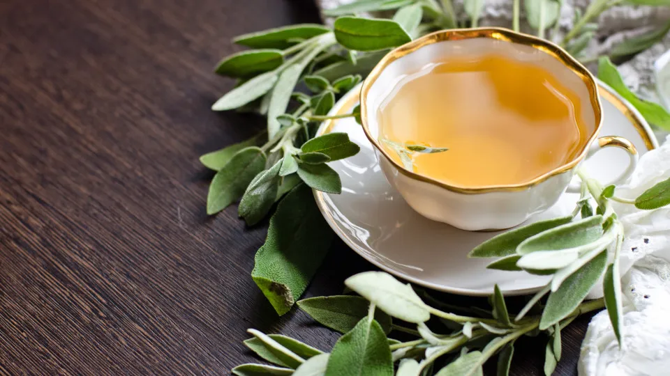 Termine o dia com uma chávena deste chá relaxante (e sem cafeína)