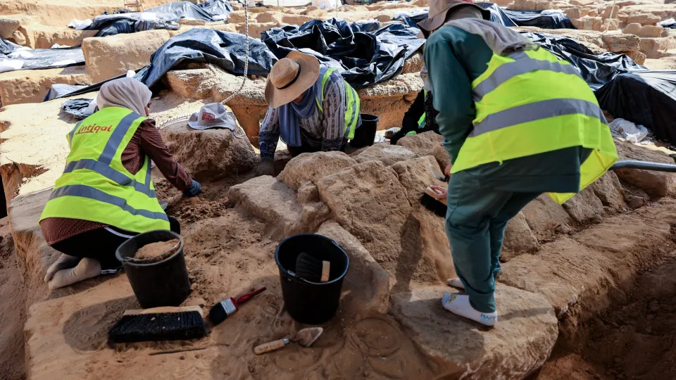 Arqueólogo palestiniano descobre quatro túmulos com 2.000 anos em Gaza