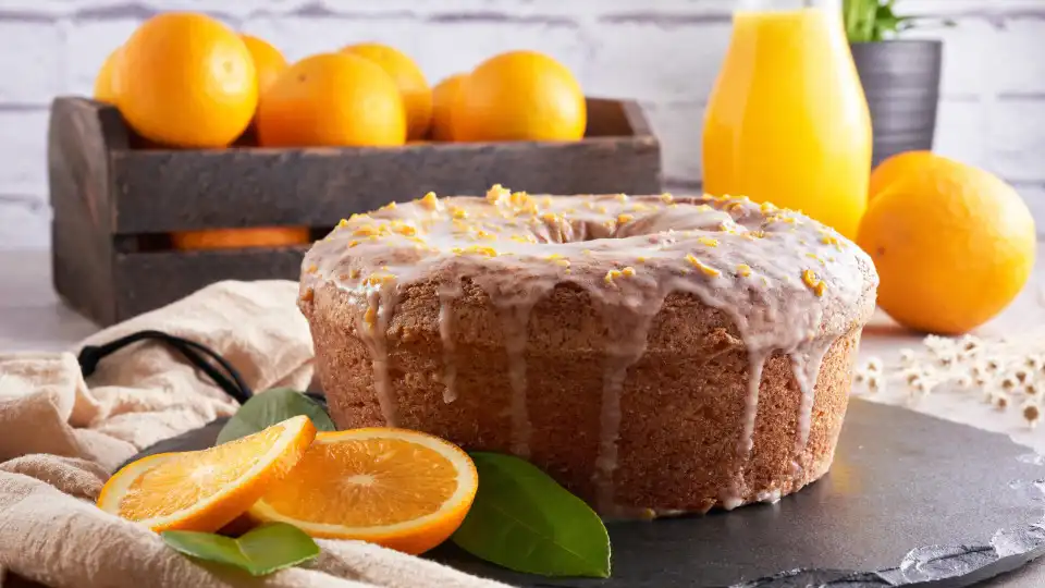 Bolo de laranja e iogurte que cheira à infância passada na casa dos avós