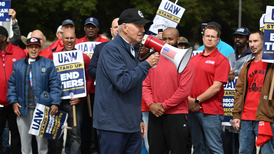 Biden junta-se a greve de trabalhadores da indústria automóvel. Há fotos