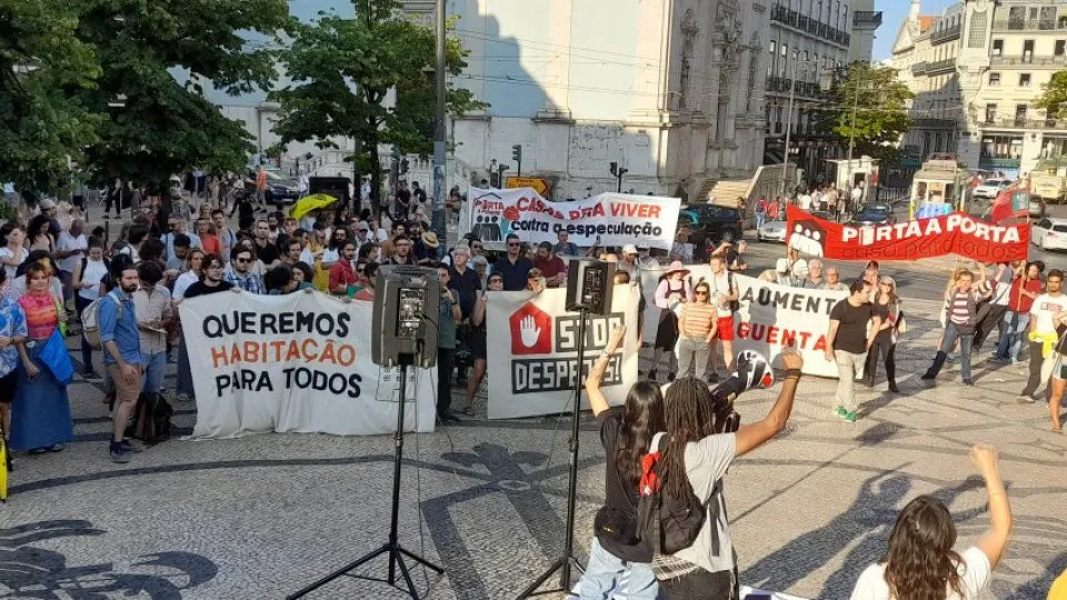Habitação? "Não podemos confundir soluções do Governo com esmolas"