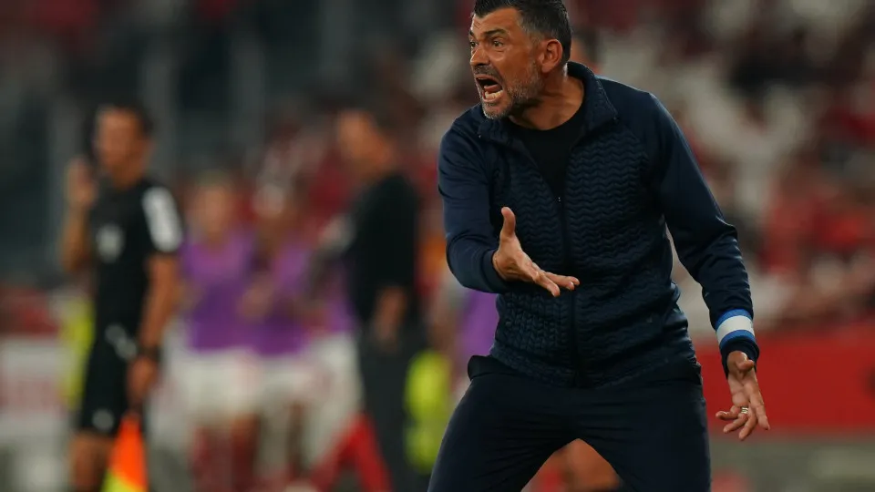 LISBON, PORTUGAL - SEPTEMBER 29:  Sergio Conceicao of FC Porto in action during the Liga Portugal Betclic match between SL Benfica and FC Porto at Estadio da Luz on September 29, 2023 in Lisbon, Portugal.  (Photo by Gualter Fatia/Getty Images)