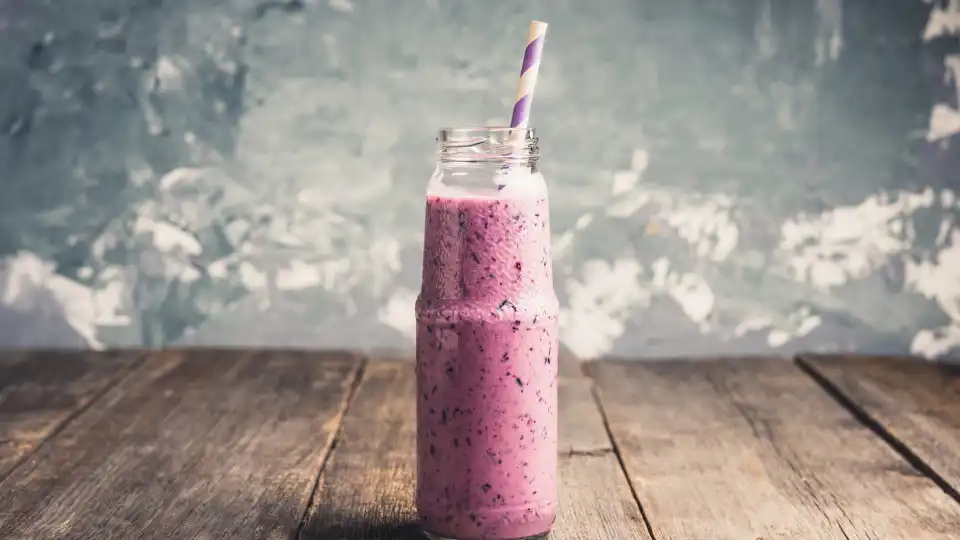 Comece o dia com um 'smoothie' de couve-flor e frutos vermelhos