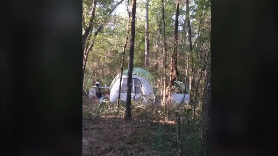 Mulher muda-se para tenda com os cinco filhos e diz poupar "muito"