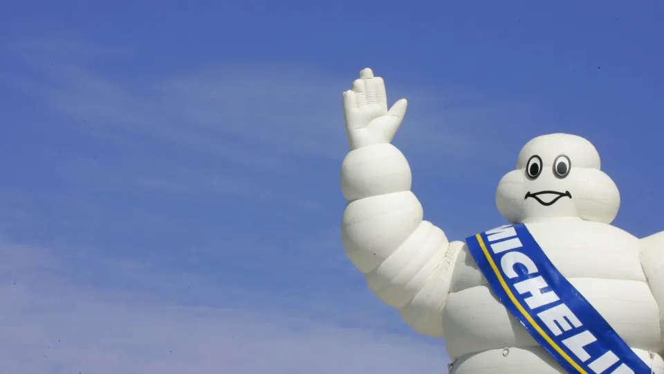 Boneco da Michelin não é preto como os pneus? Saiba o motivo