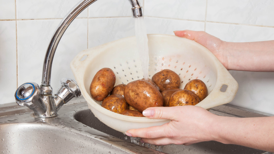 O que deve (mesmo) fazer na hora de lavar as batatas 