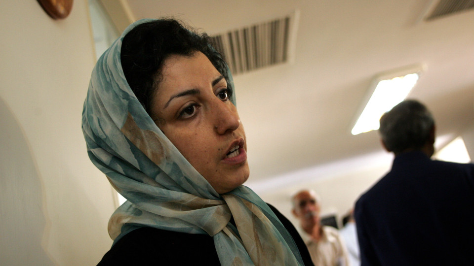 Nobel da Paz iraniana apela à insurreição face a "guerra contra mulheres"