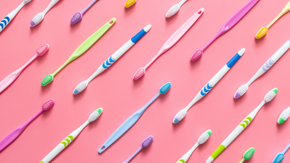 É por esta razão que as cerdas das escovas de dentes têm cores diferentes