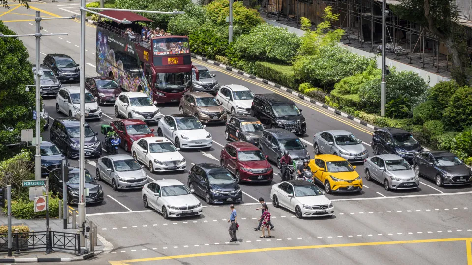 Em Singapura tem de pagar não só o automável como ainda... 100 mil euros